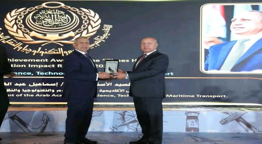 الدكتور إسماعيل عبد الغفار يتسلم الجائزة